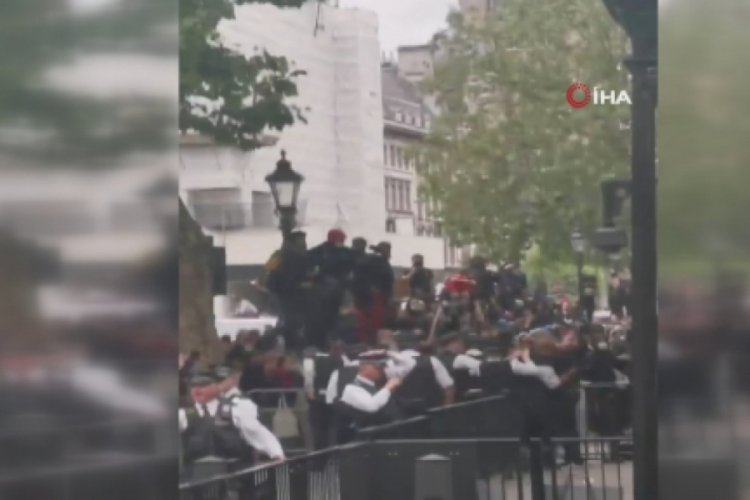 Londra'daki protestolarda polis şiddeti