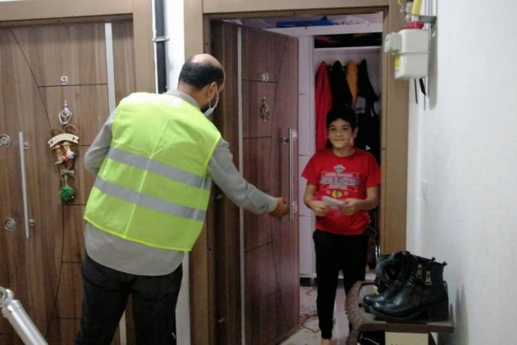 Düzce Belediyesi ev ev maske dağıttı