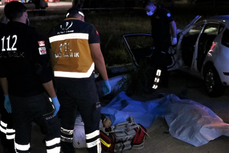 Karşı şeride geçip yolcu otobüsünün altına girdi: 2 ölü