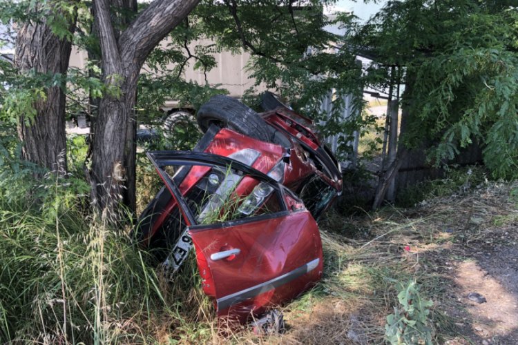Bursa'da virajı alamayan otomobil takla atarak ağaca çarptı