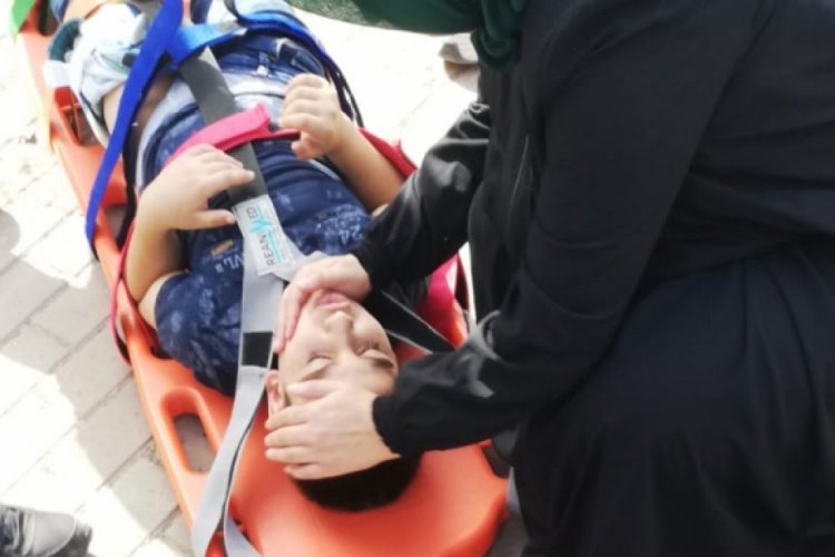 Bursa'da bisikletin demiri kalçasına saplanan çocuğu itfaiye kurtardı