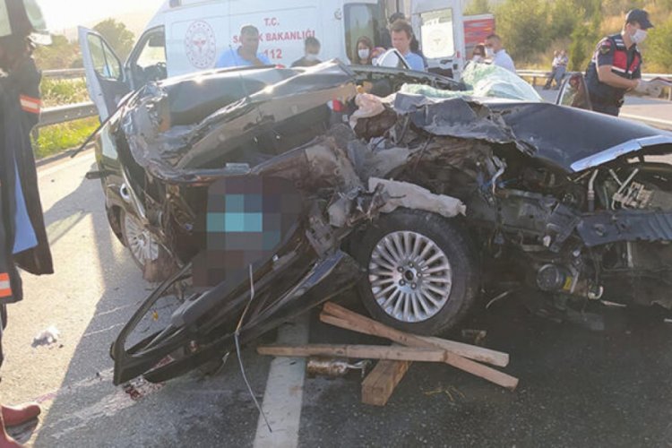 Otomobil TIR'a çarptı: 3 ölü, 1 yaralı