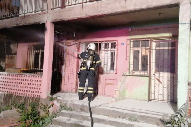 Alevlere teslim olan ev kullanılmaz hale geldi
