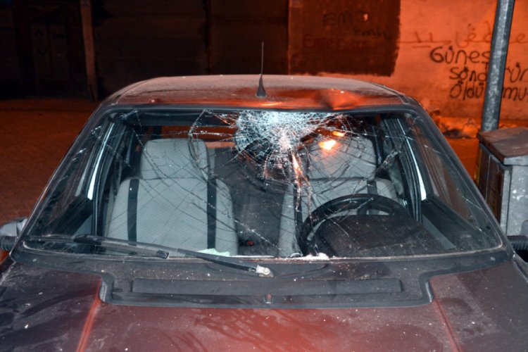 Terastan otomobilin üzerine düşen 6 yaşındaki Hasan, yaralandı