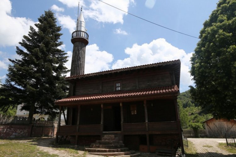 Bursa'da çivi çakılmadan yapılan tarihi cami 136 yıldır ibadete açık