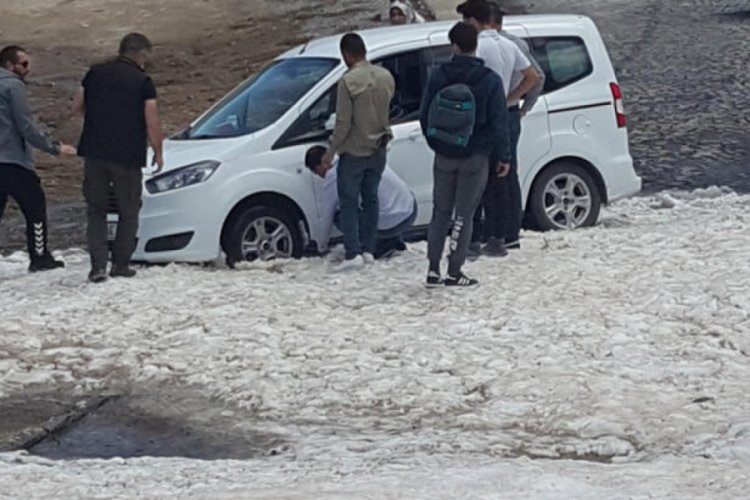 Yaz günü onlarca araç karda mahsur kaldı