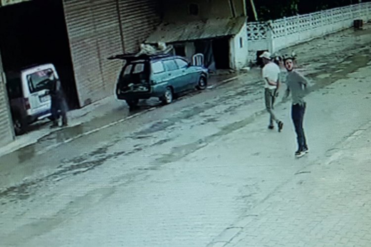 Kablo hırsızları güvenlik kamerasına yakalandı