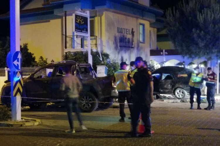 Otomobil ile kamyonet çarpıştı: 1 ölü, 4 yaralı