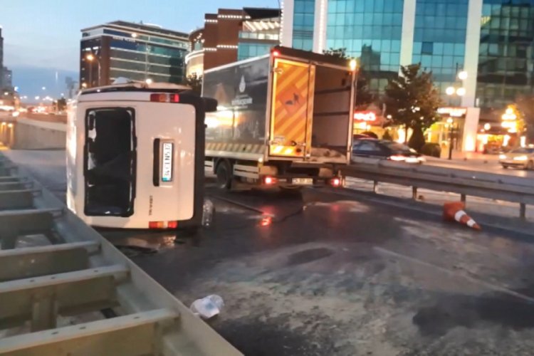 Devrilen minibüsteki 4 kişi yaralandı