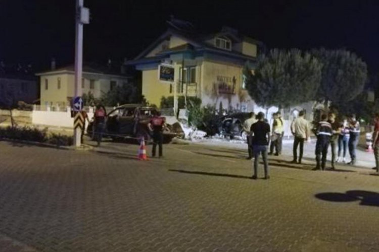 Kamyonet ile otomobil çarpıştı: 1 ölü, 4 yaralı