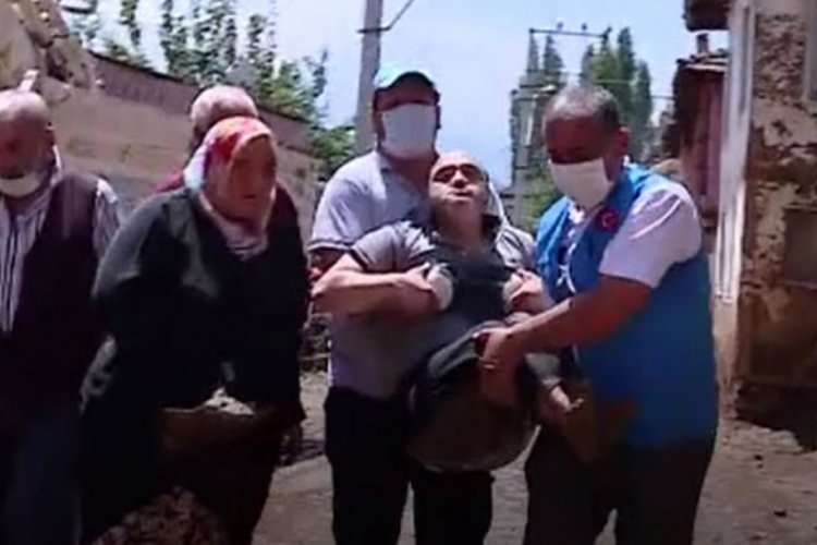 Bursa'da sel bölgesinde çalışan ekipler engelli vatandaşı kucağında taşıdı