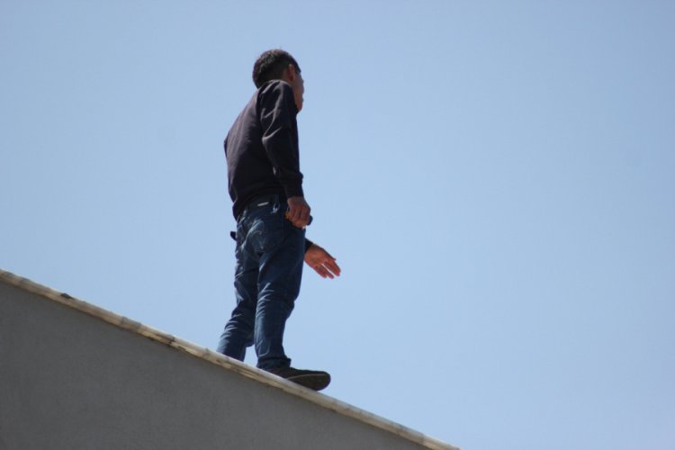 Valilik binasında intihara kalkıştı, polis vazgeçirdi