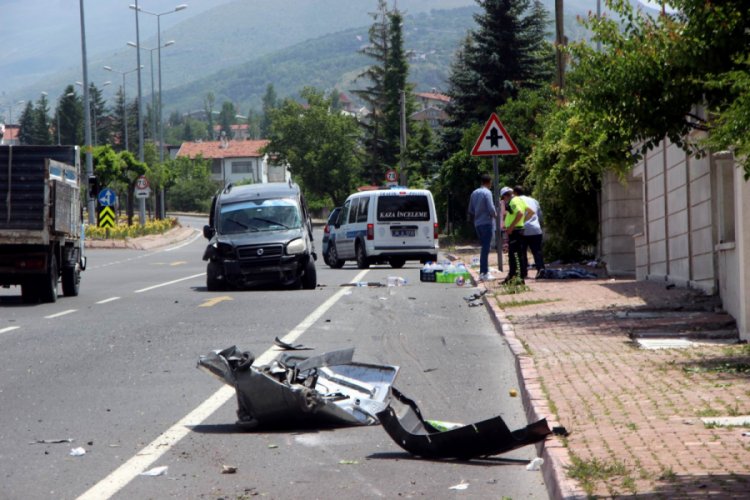 Çöp konteynırına çarpan araç metrelerce sürüklendi