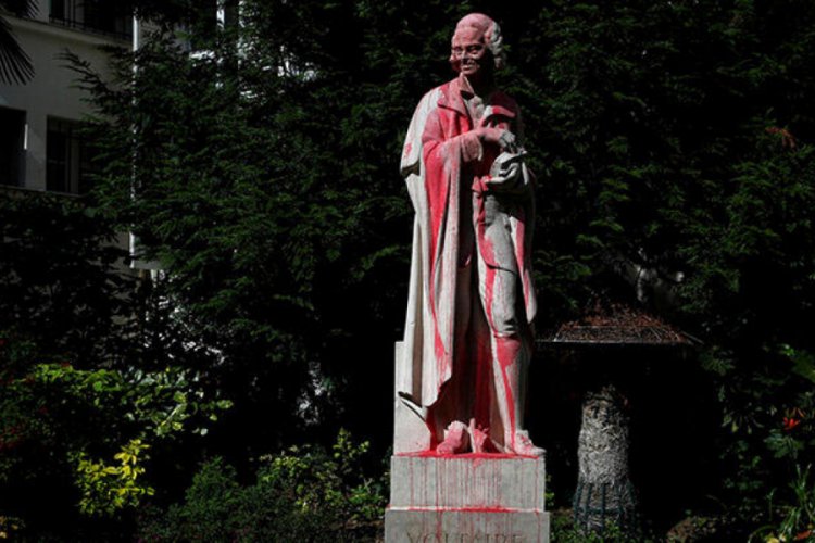 Paris'te Voltaire'in heykeli kırmızıya boyandı