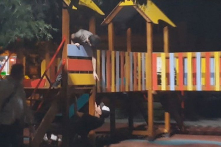 Maskeyi gözlerine takıp körebe oynadılar