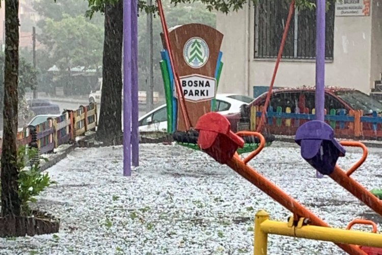 Balıkesir'de dolu hayatı felç etti