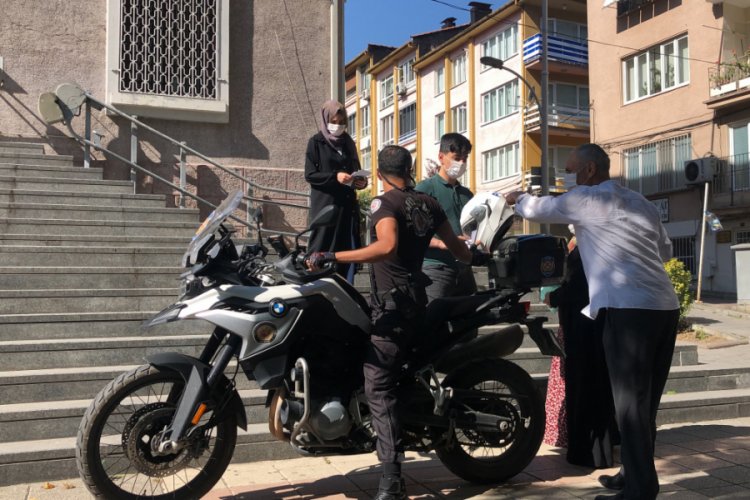 Bursa'da kimliğini unutan öğrenciyi motorlu polis okula yetiştirdi