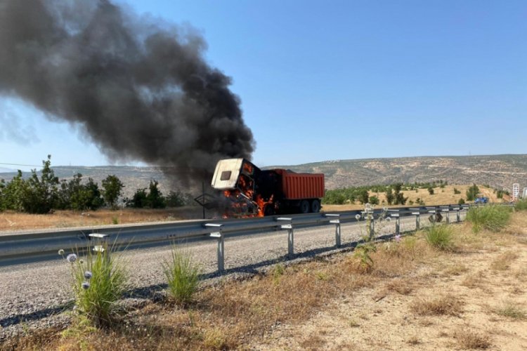 Seyir halindeki kamyon alev aldı
