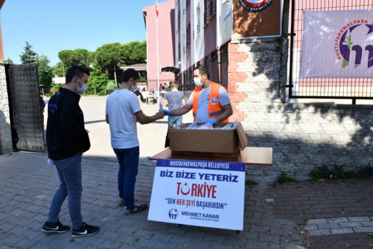 Bursa Mustafakemalpaşa'da YKS adaylarına maske ve hijyen desteği