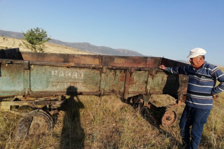 Saman balyası yüklü römorklar yandı