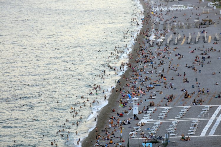 Dünyaca ünlü Konyaaltı sahilinde yoğunluk yaşandı