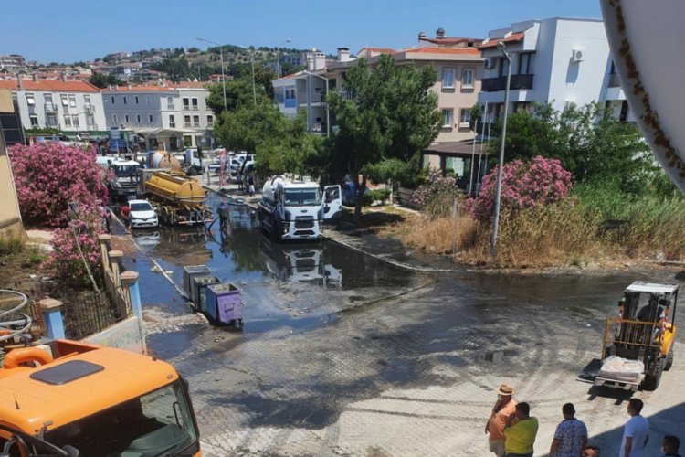 Arıtma tesisinde boru patladı, yol atık suyla doldu