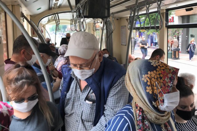 Vatman, sosyal mesafesizliğe kızıp hareket etmedi
