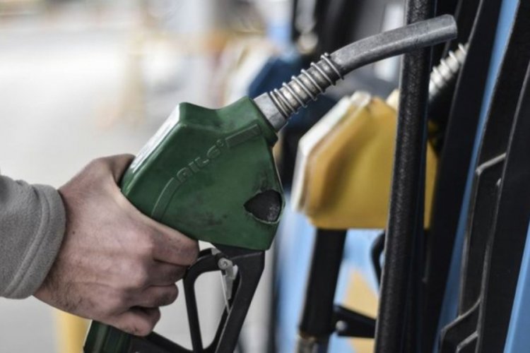 Benzin ve motorine beklenen indirim geldi