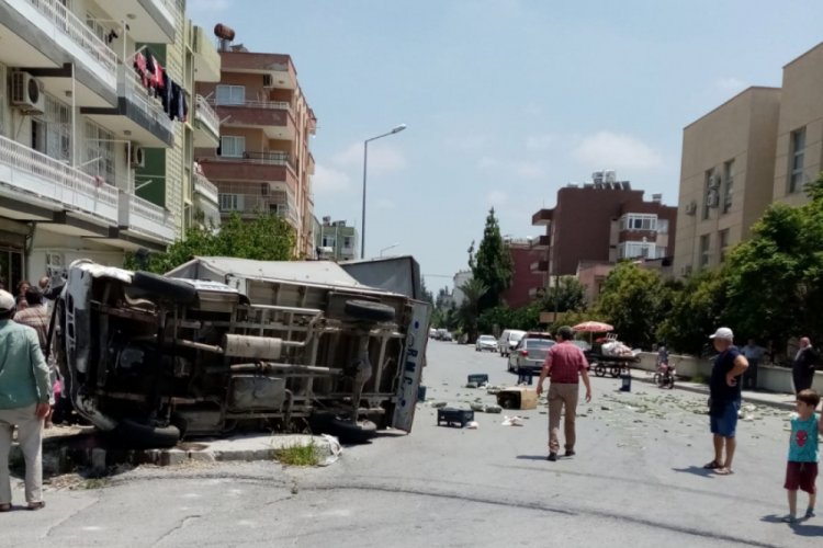Otomobille çarpışan salatalık yüklü kamyonet devrildi: 2 yaralı