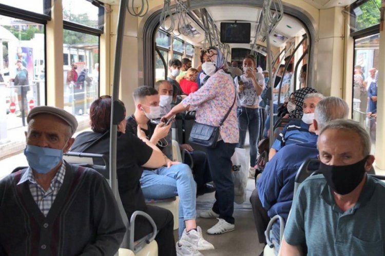 Yolculara kızan vatman hareket etmedi