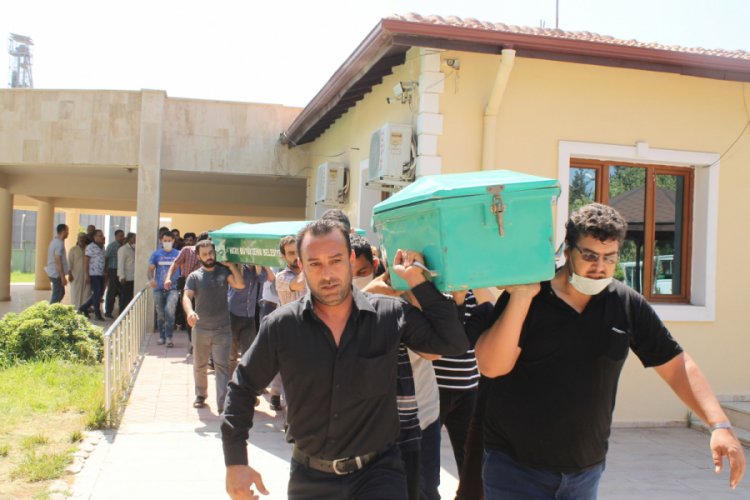 Hatay'da boğularak ölen baba ve 2 çocuğu toprağa verildi