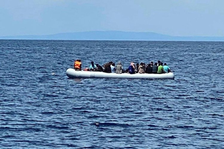 Türk kara sularına itilen 40 sığınmacı kurtarıldı