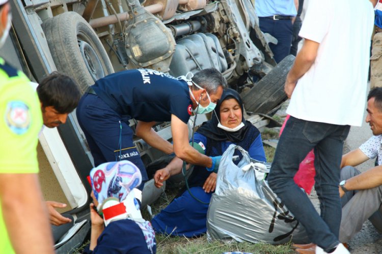 Lastiği patlayan minibüs devrildi: 16 yaralı