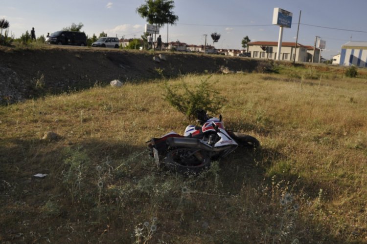 Yarış motosikleti şarampole uçtu