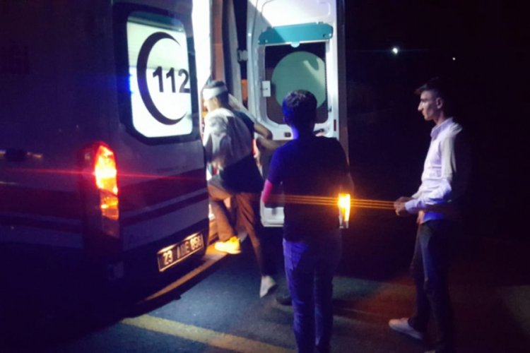 Mevsimlik işçileri taşıyan minibüs otomobile çarptı: 4 yaralı