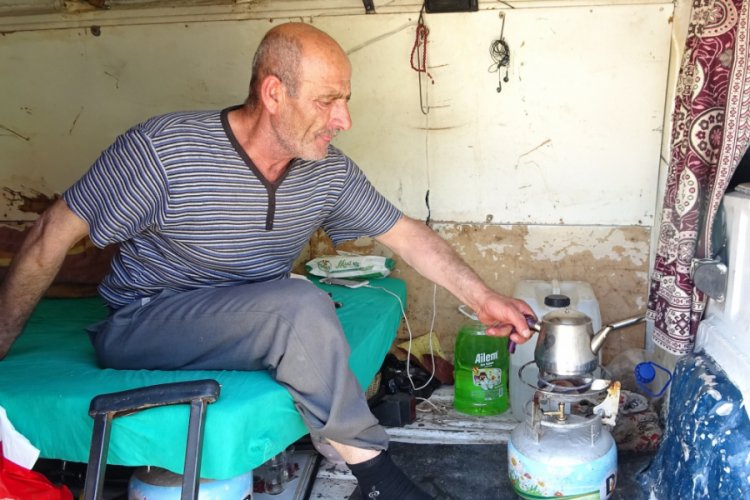 Bursa'da tek bacaklı adam minibüste yaşıyor