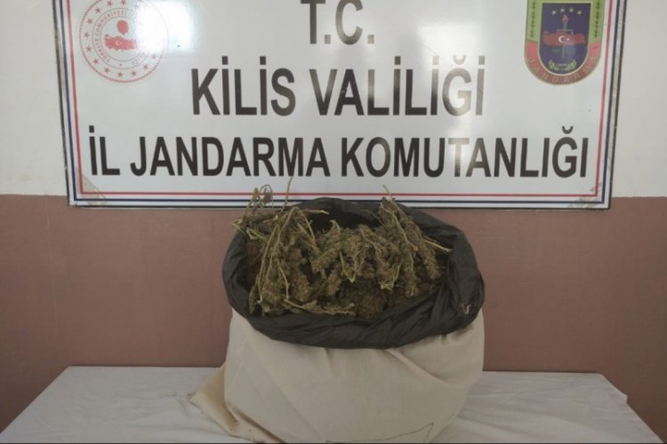 Sınıra bırakılan çuvaldan 5 kilo esrar çıktı