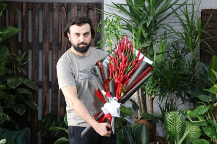 Aşk acısı çekenlere maraş biberinden çiçek buketi