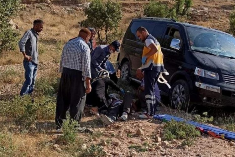 Minibüs şarampole devrildi! Yaralılar var