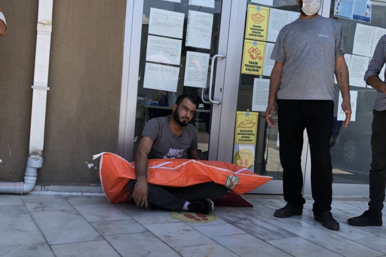 Bursa'da organlarının çalındığını düşündüğü oğlunun cansız bedeniyle sokakta oturdu