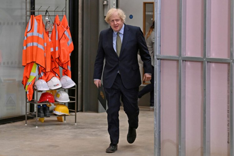 Boris Johnson 'ekonomiyi yeniden ayağa kaldırmaya' söz verdi