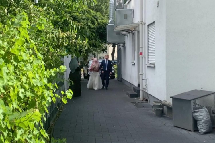 Almanya'da koronavirüs gölgesinde düğün