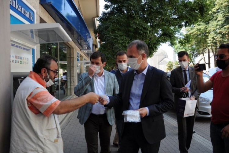 Bursa İnegöl Belediye Başkanı Taban, maske dağıtıp vatandaşı uyardı: ''Rehavete kapılmayalım''