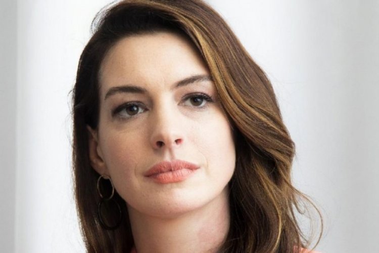 Anne Hathaway, Christopher Nolan'ın sandalyelerden nefret ettiğini söyledi