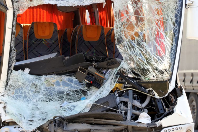 İşçi servisiyle kamyon çarpıştı: 13 yaralı