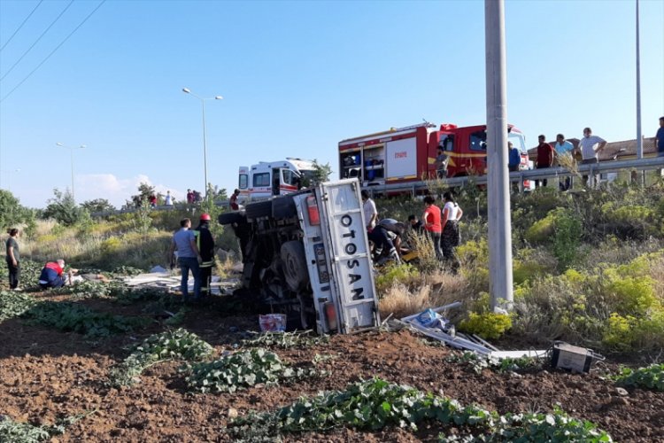Tarlaya devrilen kamyonetteki 3 kişi yaralandı