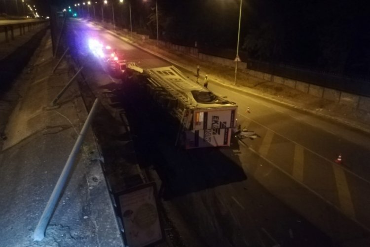 Bariyerleri aşan TIR alt yola uçtu