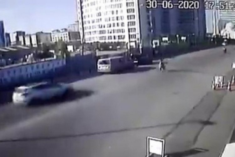 Otomobilin çarptığı yaya metrelerce havaya uçtu!