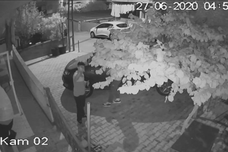 Hırsızlık şüphelisi kamerayı görünce pişkince hareketler sergiledi