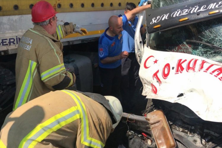 Bursa İzmir karayolunda tır ile çekici çarpıştı trafik durdu!